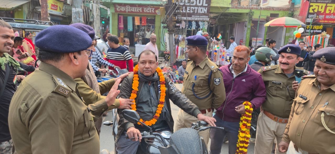 सड़क सुरक्षा सप्ताह के दौरान लोगों को अनोखे अंदाज में सिखाया ट्रैफिक नियम