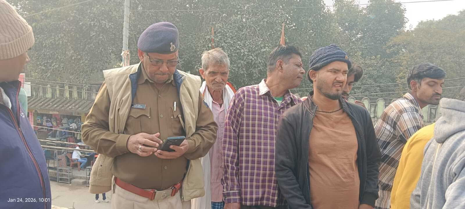 स्टेशन रोड में दुकान का एस्बेस्टस काटकर चोरी