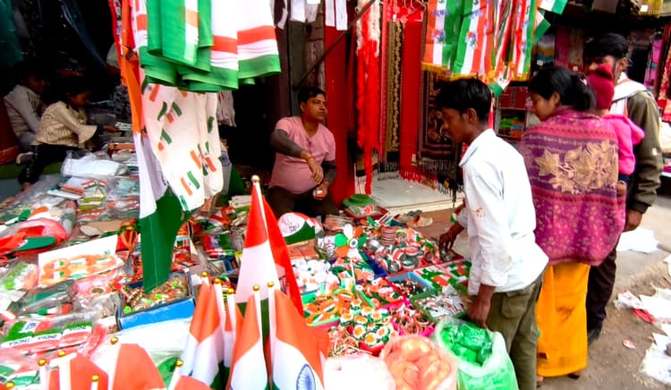 गणतंत्र के रंग में रंगा नवादा: बाजारों में तिरंगे की बहार, जलेबी की एडवांस बुकिंग शुरू