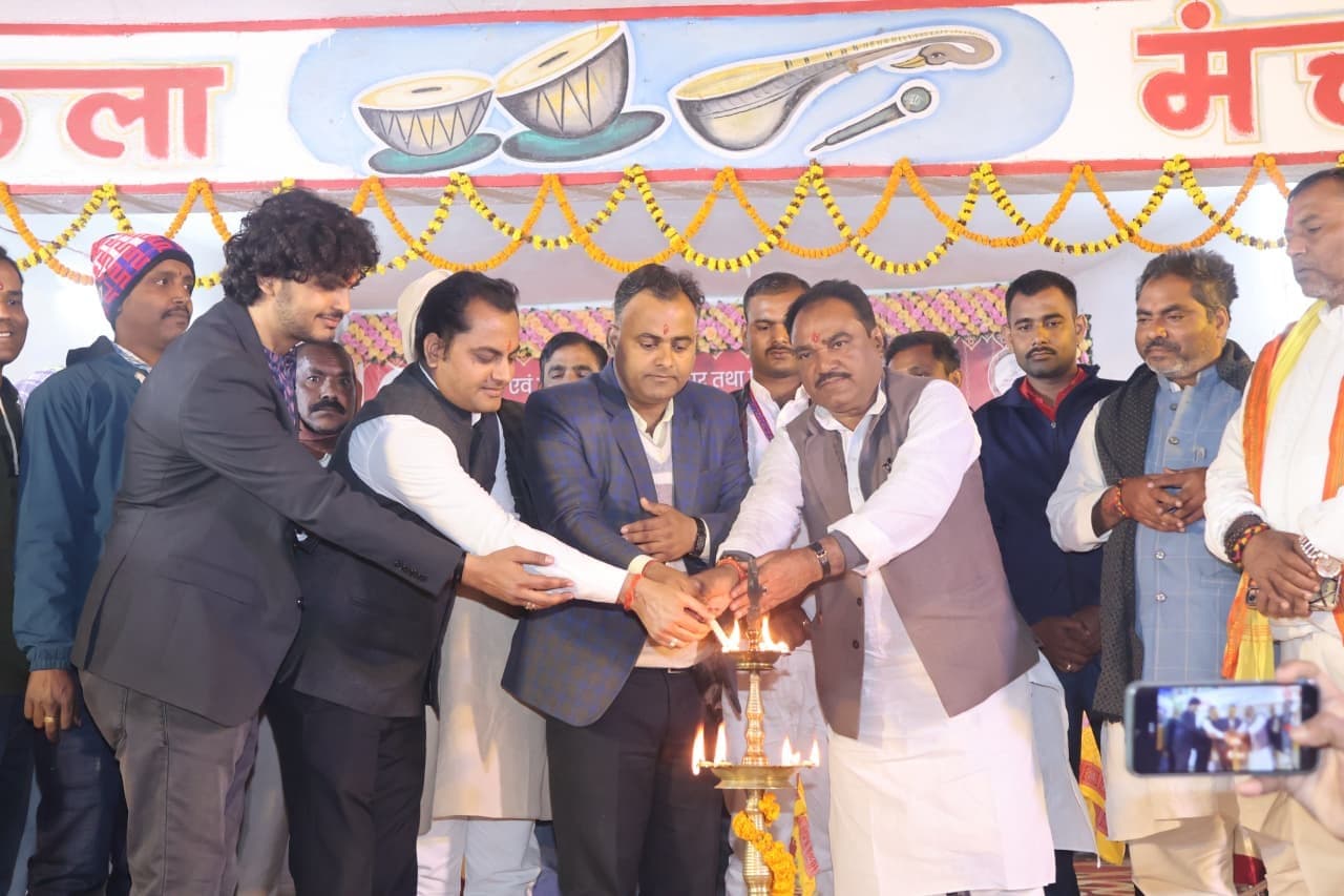 भजन संध्या में उमड़ा जनसैलाब, ''जय किऊल'' के जयकारों से गूंजा महोत्सव परिसर