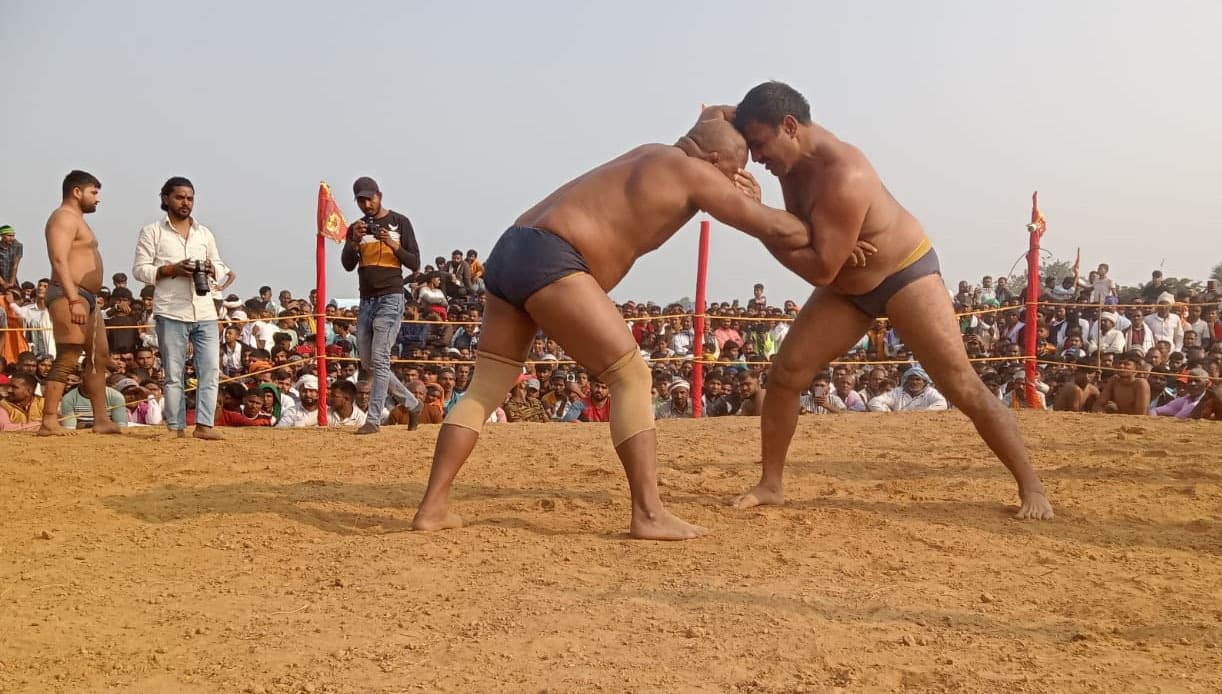 महंत स्टेडियम में पहलवानों ने दिखाए दांव-पेंच, यूपी-बिहार के दिग्गज अखाड़े में उतरे