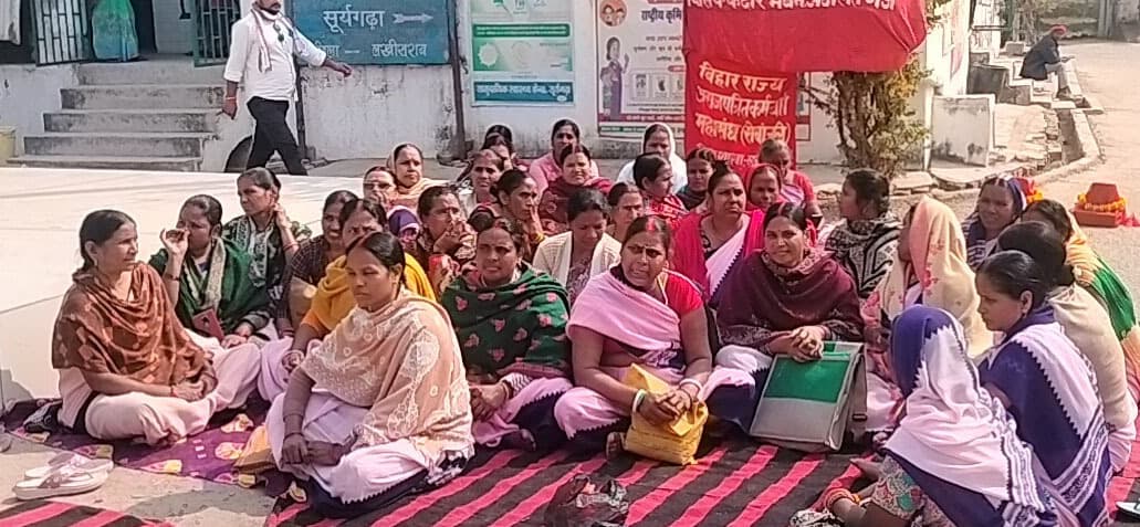 आशा कार्यकर्ताओं का सीएचसी में हल्ला बोल, प्रभारी पर राशि गबन व अनदेखी का आरोप