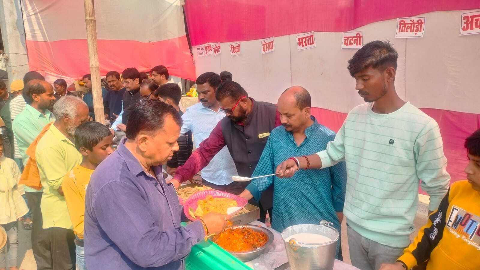 शनि मंदिर में आस्था का महासंगम, छह हजार से अधिक श्रद्धालुओं ने ग्रहण किया महा खिचड़ी प्रसाद