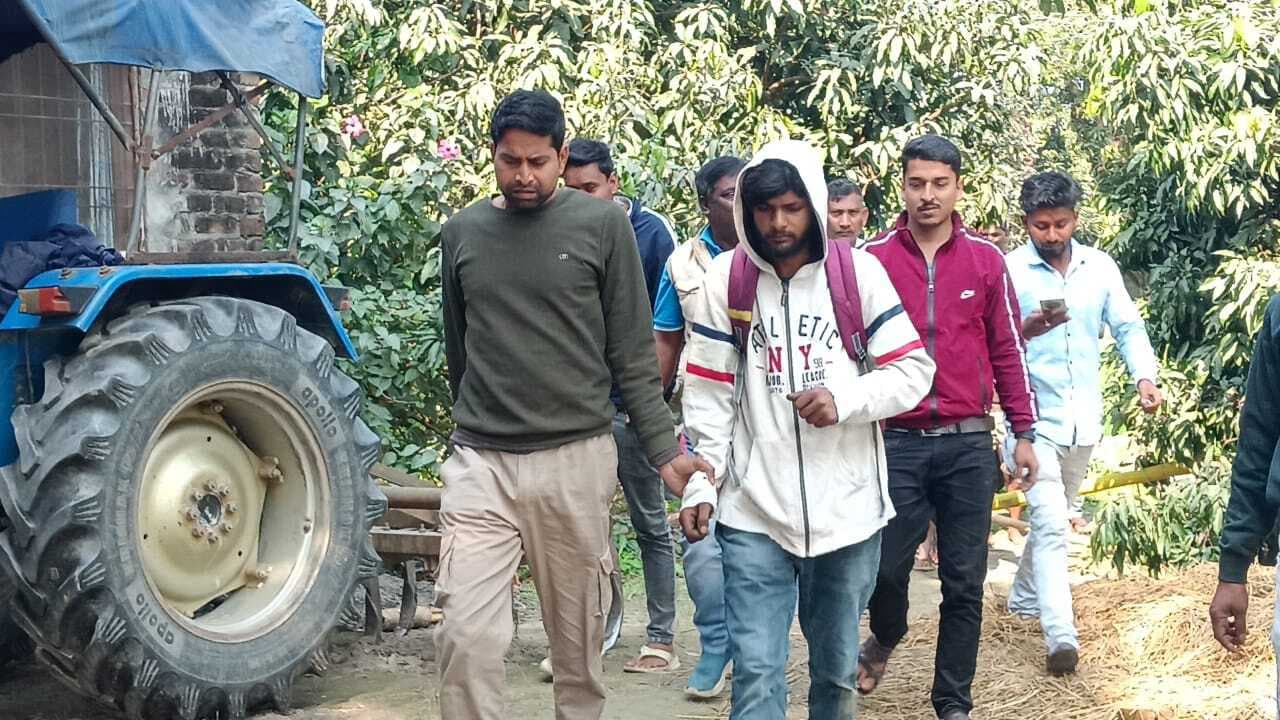 वीरपुर में चोरी करते पकड़ा गया चोर, बाथरूम में था छिपा