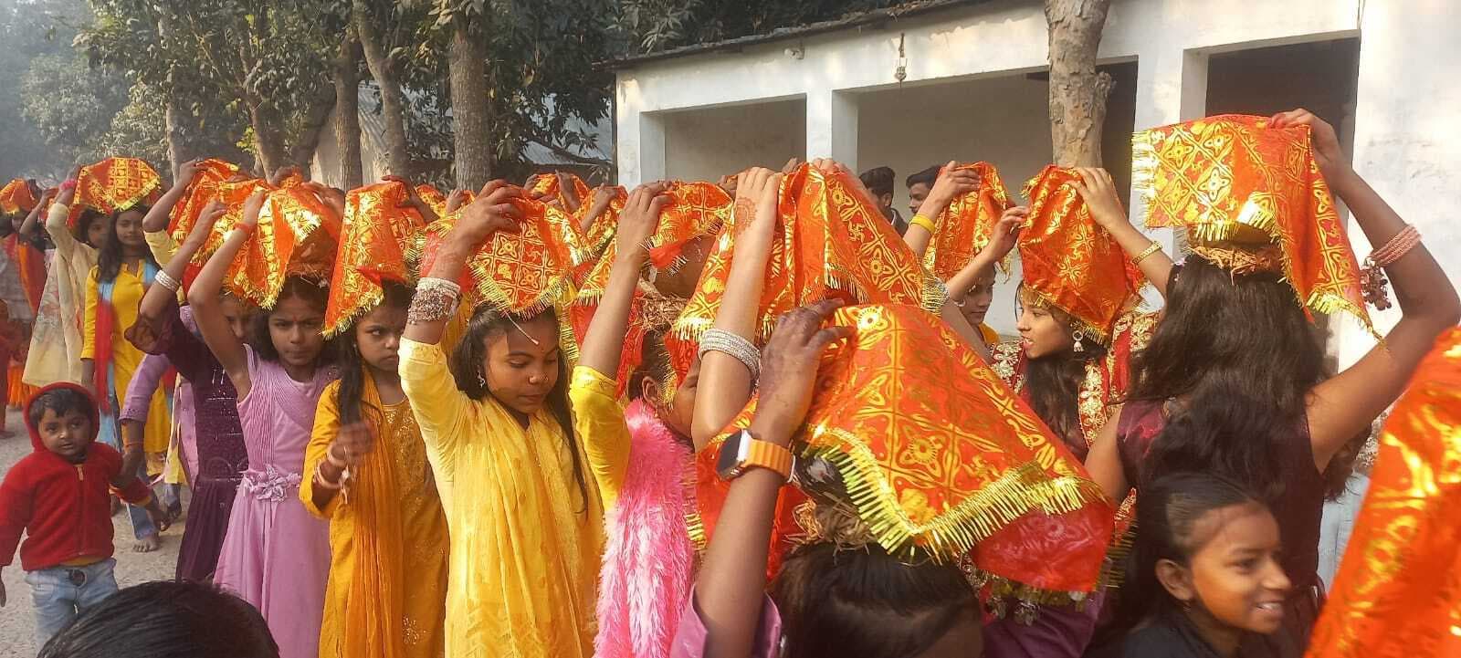 सरस्वती पूजा के अवसर पर निकाली गयी कलश यात्रा
