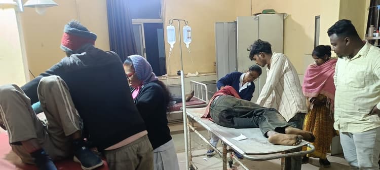 दो बाइक की टक्कर में तीन लोग गंभीर रूप से घायल