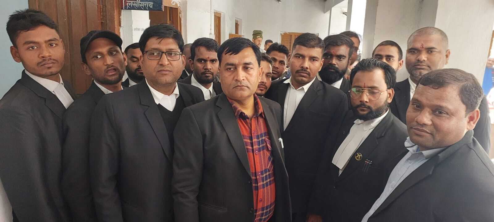 पुलिस व वकील के बीच ठनी, एसपी ने बिठायी जांच<bha>;</bha> बदसलूकी व थप्पड़ मारने का आरोप