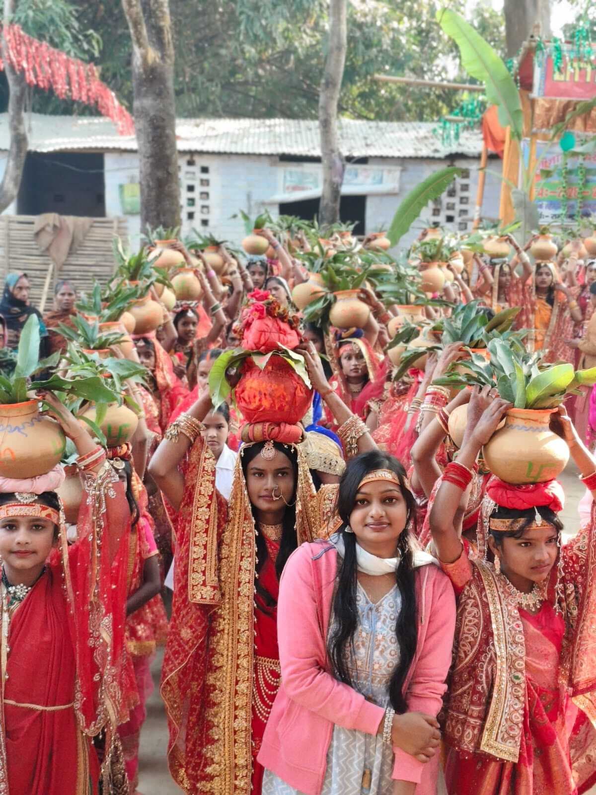 शोभनी में विसर्जन के अवसर पर निकाली गयी कन्या शोभा यात्रा