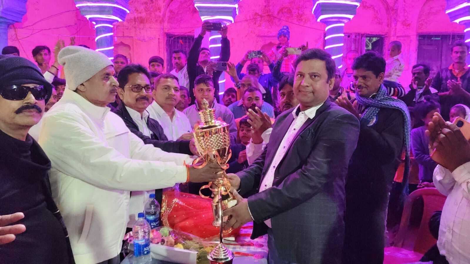 शेर के मुख से प्रवेश व गोवर्धन पर्वत के दर्शन से पंडाल में उमड़ा सैलाब