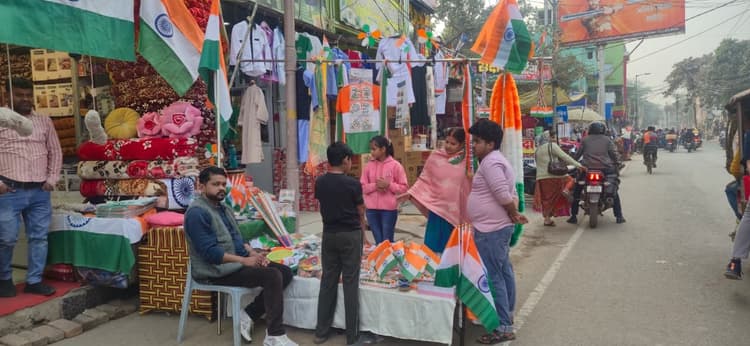 गणतंत्र दिवस को लेकर तिरंगे से पटा बाजार, खरीदारों की उमड़ी भीड़