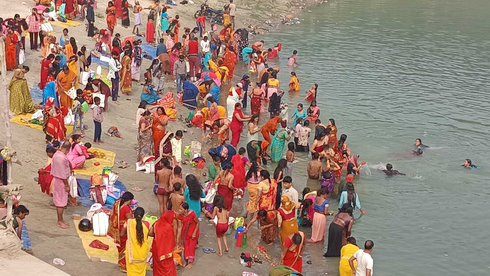 माघ मास की सप्तमी तिथि पर गंगा स्नान के लिए उमड़े श्रद्धालु