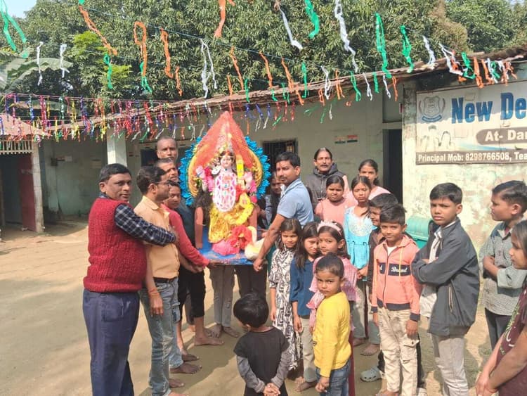 नम आंखों से दी गयी मां शारदे को विदाई