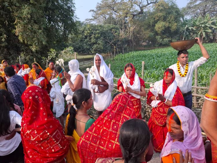 मनिहारी गंगा घाट समेत अन्य घाटों पर ठाड़ी व्रतियों की रही भीड़