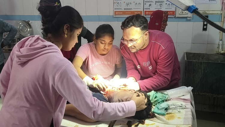 सड़क किनारे जख्मी अवस्था में मिला युवक, धारदार हथियार से हमले की आशंका