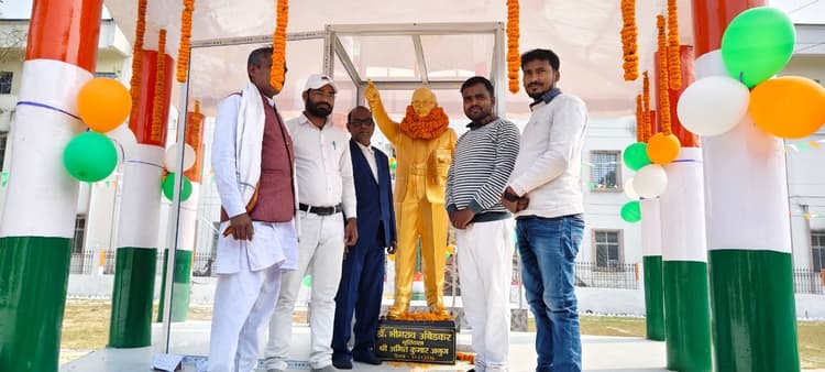 बाबा साहेब आंबेडकर की लगायी गयी प्रतिमा