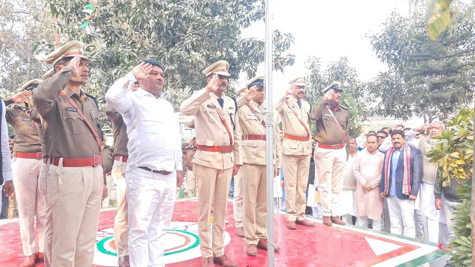 Samastipur News:सरकारी व निजी संस्थानों में भी आन बान शान से फहराया तिरंगा