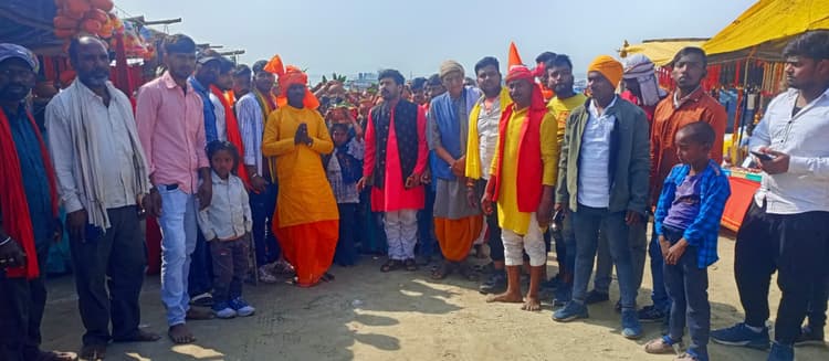 मनिहारी में निकाली गयी भव्य कलश शोभायात्रा