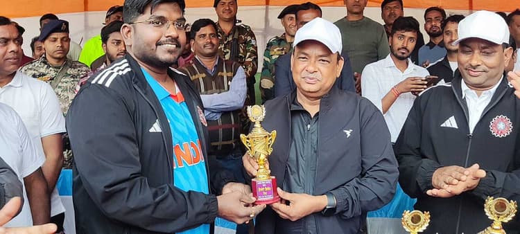 जिला प्रशासन ने सात विकेट से जीता मैत्री क्रिकेट मैच