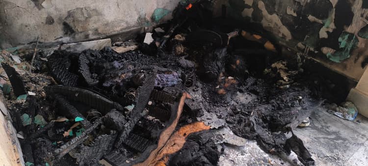 Giridih News: शॉर्ट सर्किट से घर में लगी आग, परिजनों ने बचायी जान