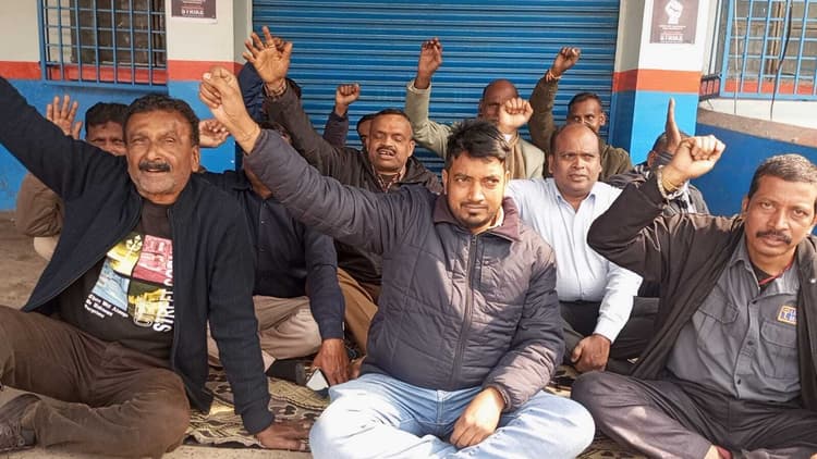 Bokaro News : कर्मी रहे हड़ताल पर, बैंकों में लटका रहा ताला