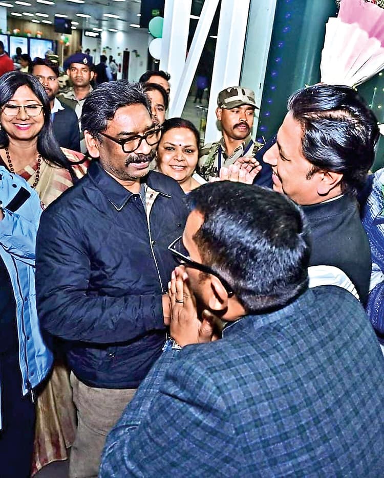 दावोस और यूके की यात्रा से लौटे हेमंत व कल्पना सोरेन