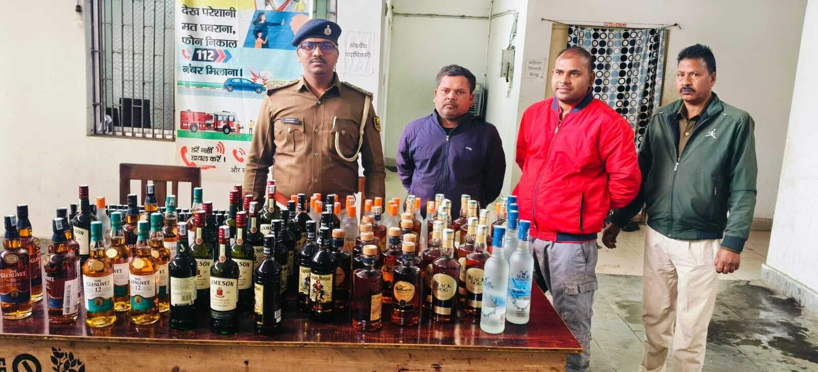 एनएच 19 पर कार से 63 लीटर शराब बरामद, दो गिरफ्तार