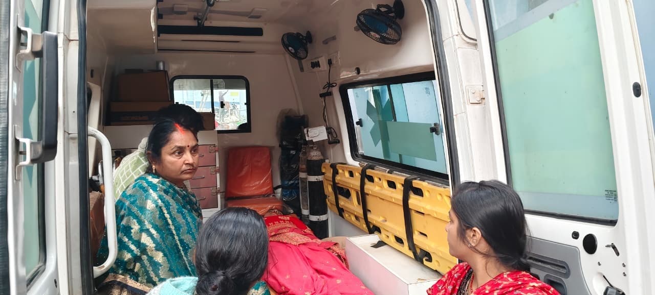 अनियंत्रित बाइक की टक्कर से महिला गंभीर, वाराणसी रेफर