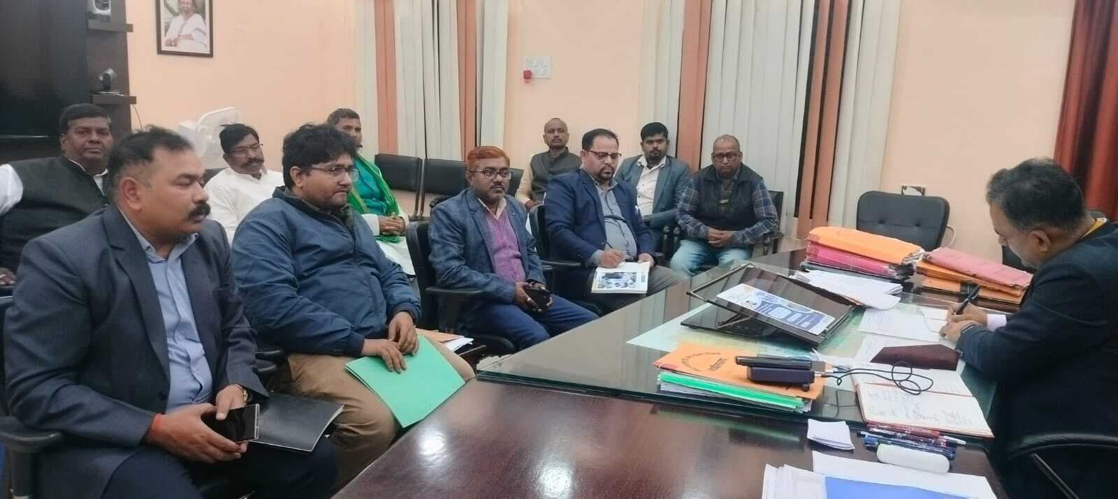 कम लागत में सोलर ऊर्जा से दीर्घकाल तक बिजली खर्च में करें बचत: डीएम