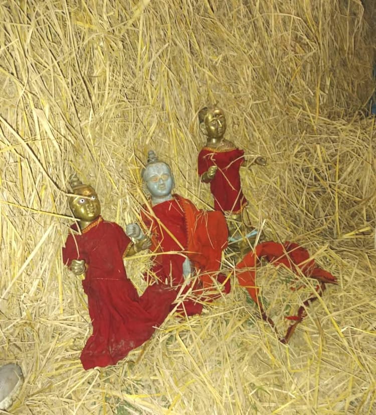 पुआल के ढेर से मिले भगवान