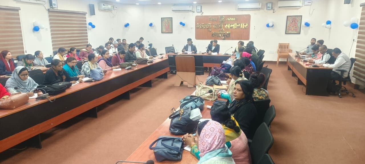 सभी आंगनबाड़ी केंद्रों पर पेयजल, शौचालय व बिजली की हो सुविधा – डीएम