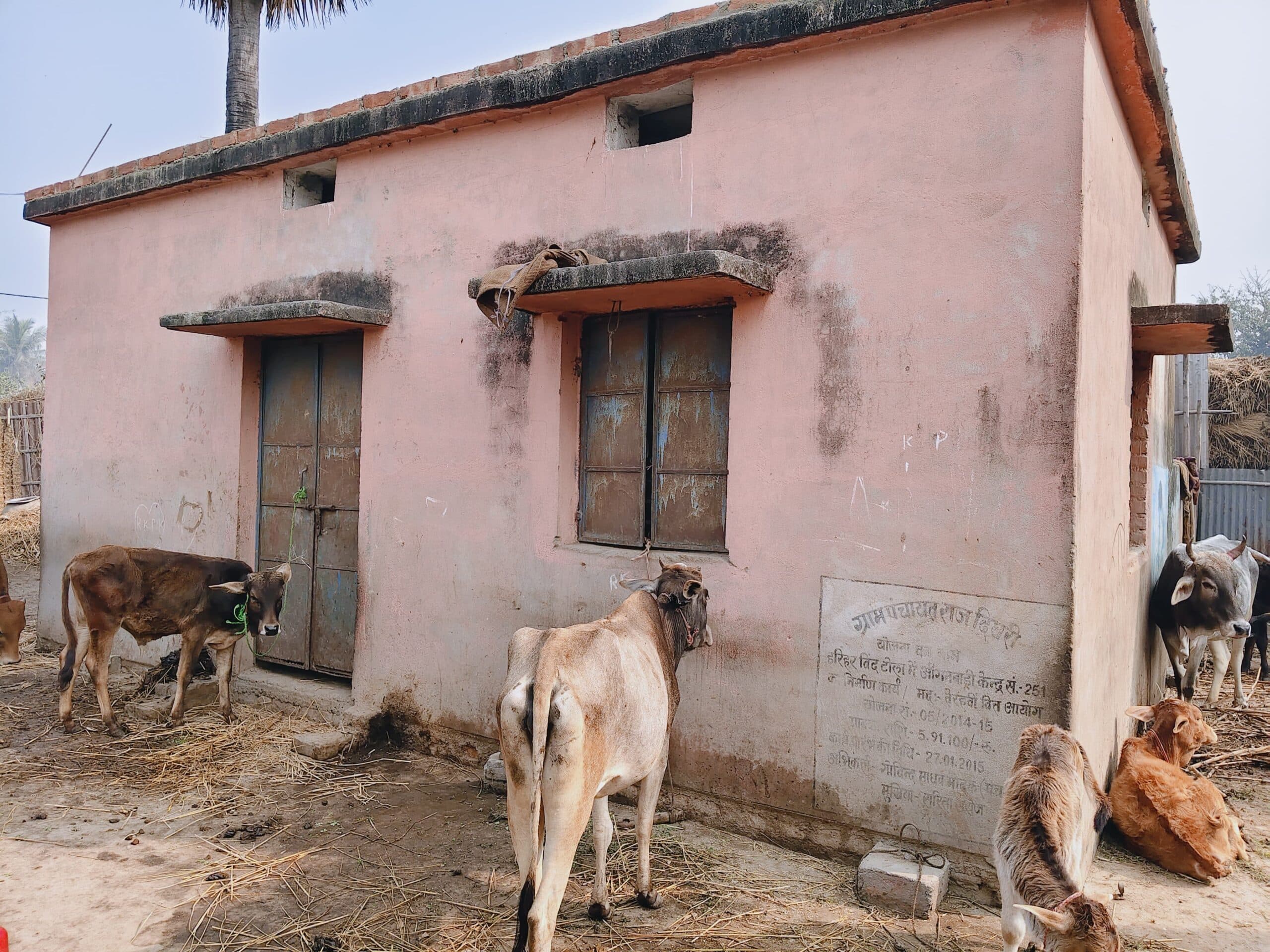 दिघरी पंचायत का आंगनबाड़ी केंद्र बना गुहाल