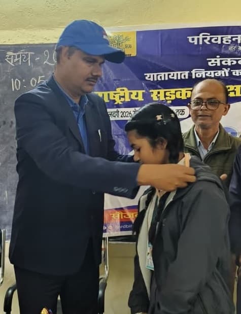 डीइओ ने बच्चों को सड़क सुरक्षा के महत्व की दी जानकारी