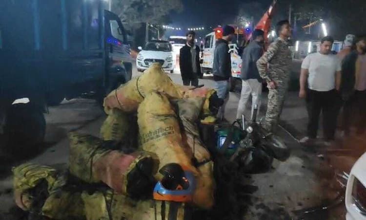 Giridih News :कोयला लदी बाइक और कार में टक्कर, दो घायल