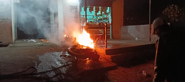 Bokaro News : वेल्डिंग के दौरान लगी आग, बाइक जली