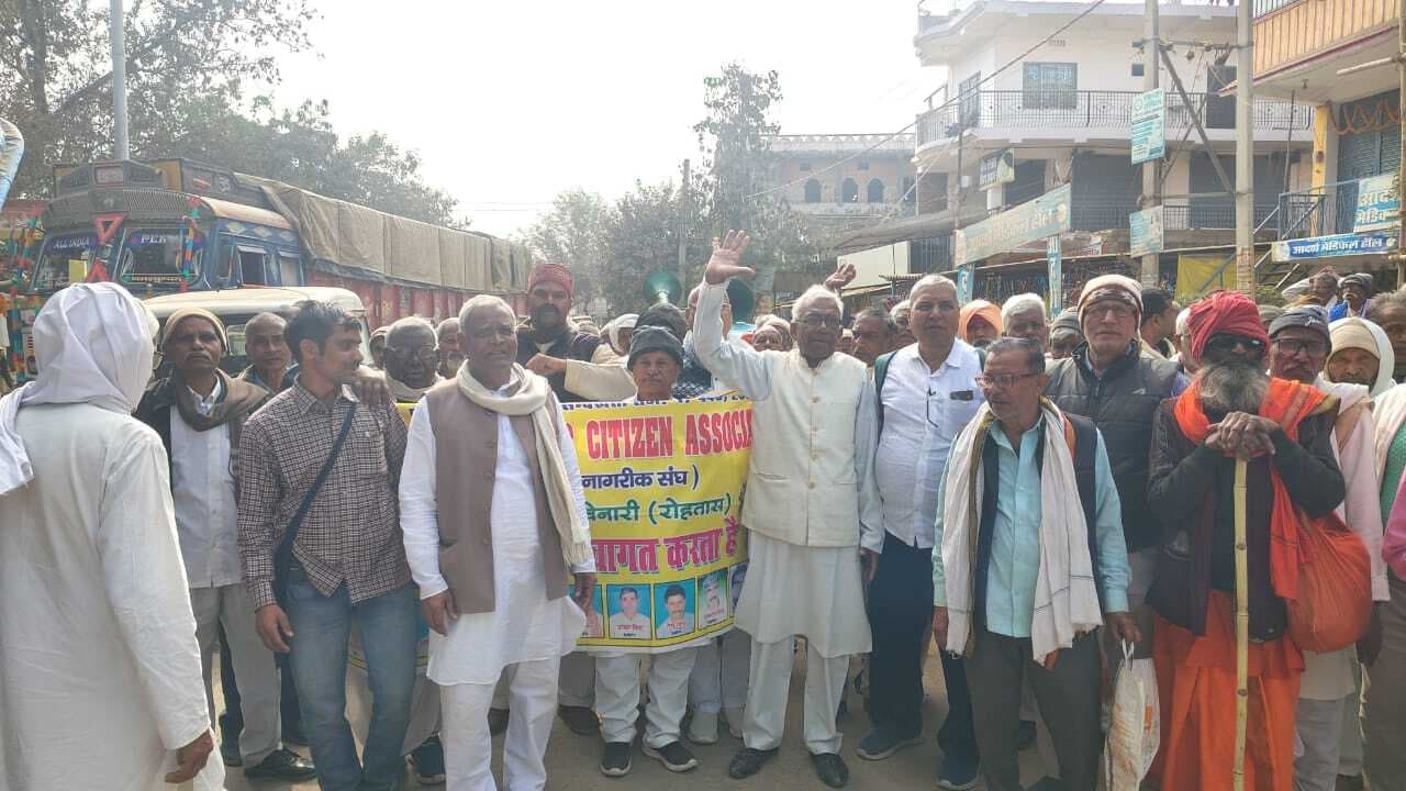 प्रत्येक गांव में कैंप लगाकर केवाइसी कराने की मांग को लेकर प्रदर्शन
