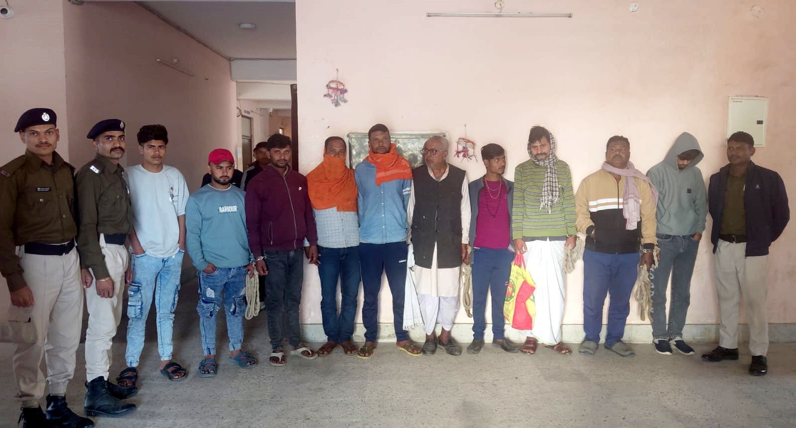 20 लीटर देसी शराब के साथ दो तस्कर व आठ शराबी गिरफ्तार