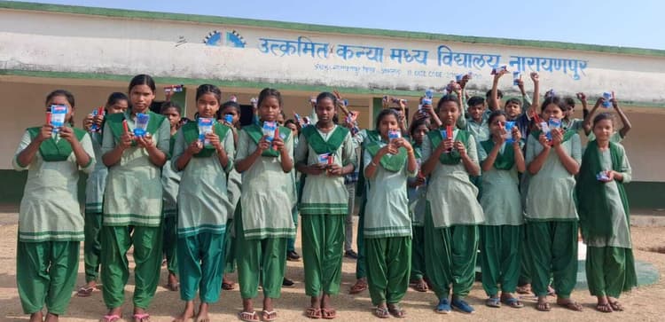 मुरलीपहाड़ी : कन्या मवि की छात्राओं को मिला शैक्षणिक किट
