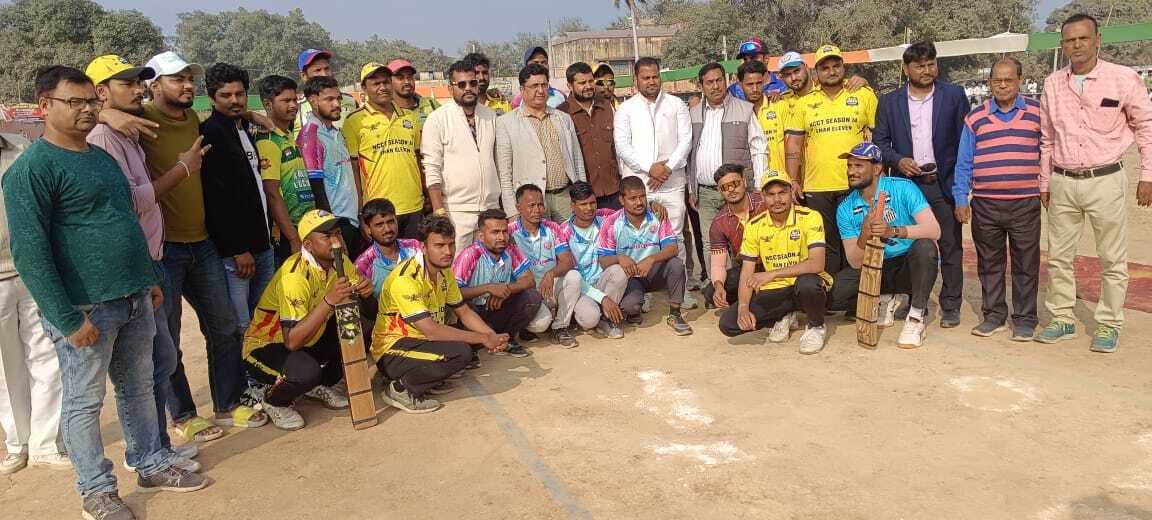 वार्ड 11 को शिकस्त देकर फाइनल में पहुंची 14 की टीम