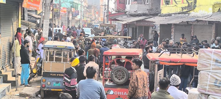 Giridih News :ट्रक की चपेट में आने से अधेड़ की मौत, रोड जाम