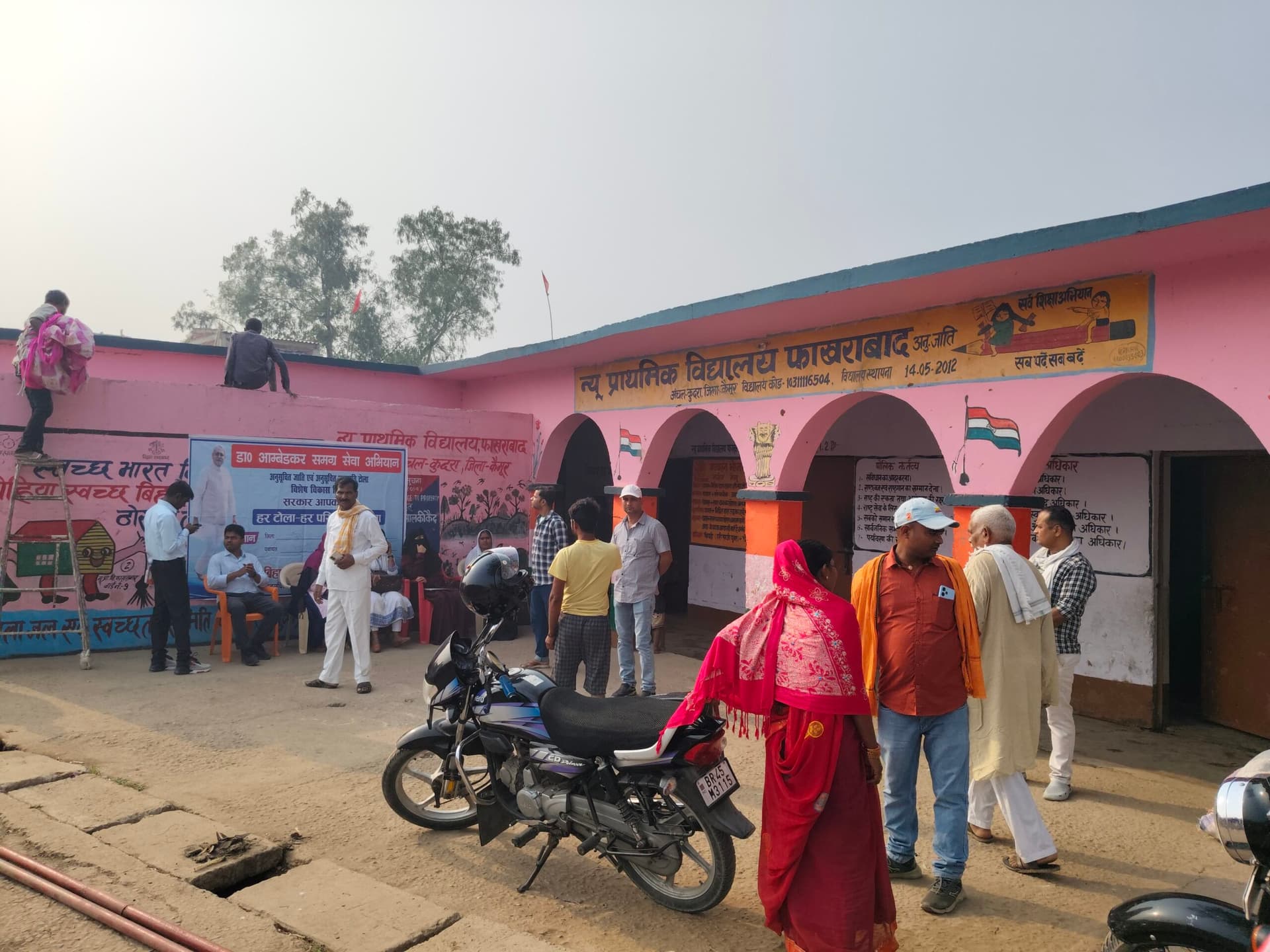 अतिक्रमण व गंदगी की मार झेल रहा न्यू प्राथमिक विद्यालय फखराबाद
