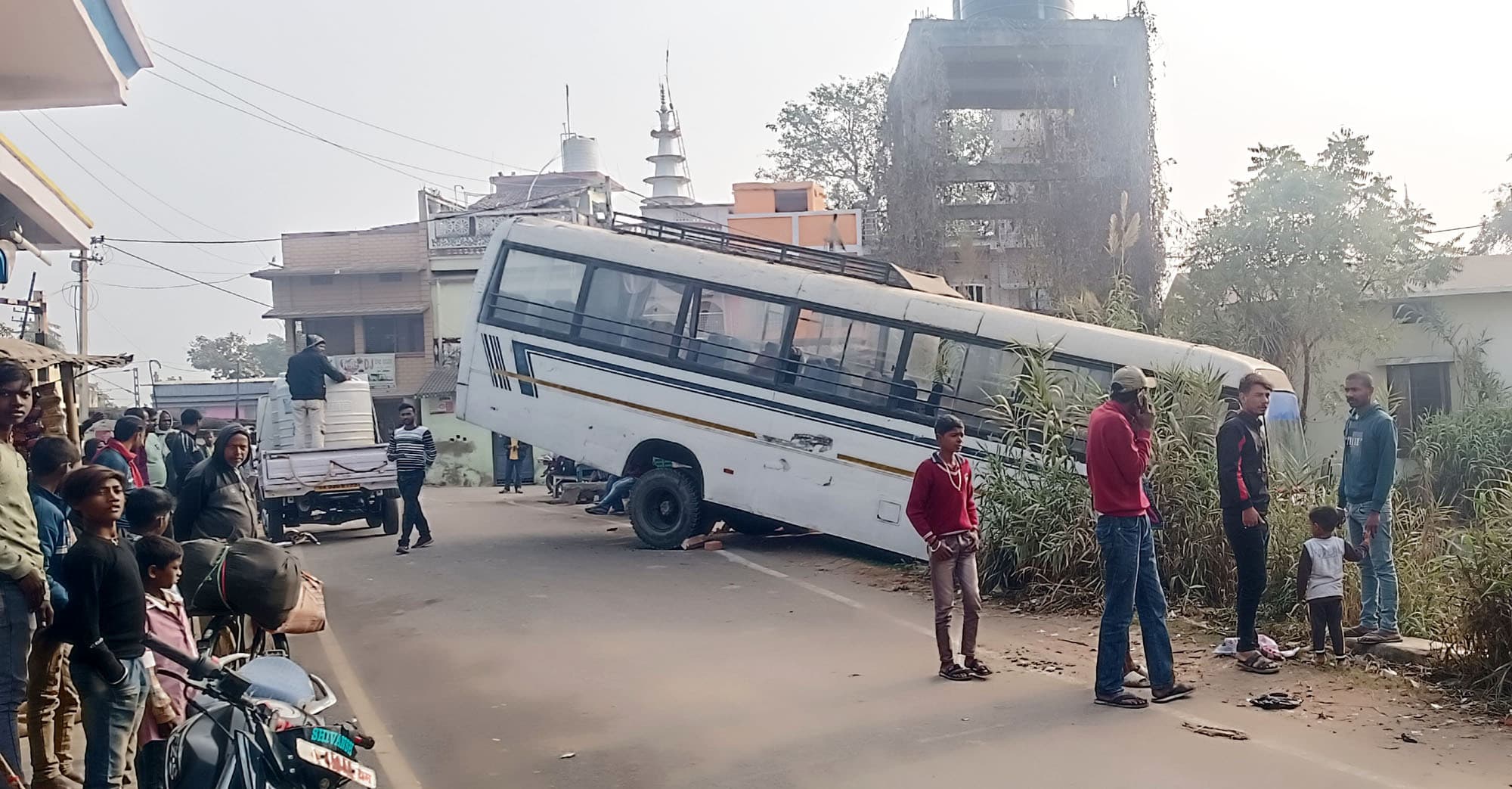 बस का अचानक हुआ स्टीयरिंग व ब्रेक हुआ फेल, टला बड़ा हादसा