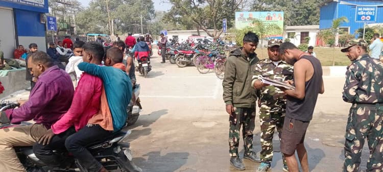 प्राइवेट एंबुलेंस से जाने वाले मरीजों को सुरक्षाकर्मी ले रहे जानकारी