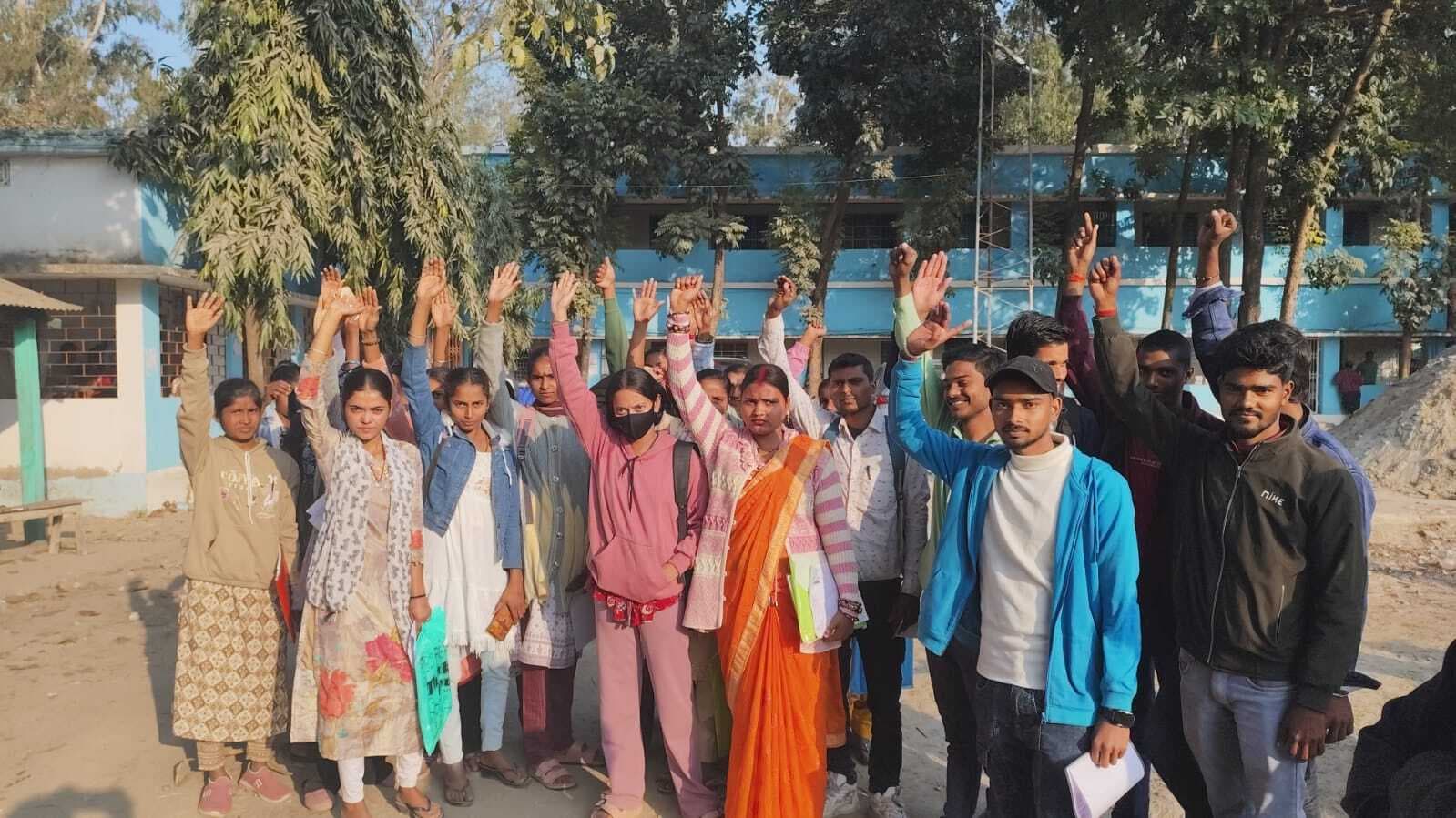 सीआईए टेस्ट परीक्षा का अंक पोर्टल पर अपलोड नहीं करने पर छात्र-छात्राओं ने किया प्रदर्शन