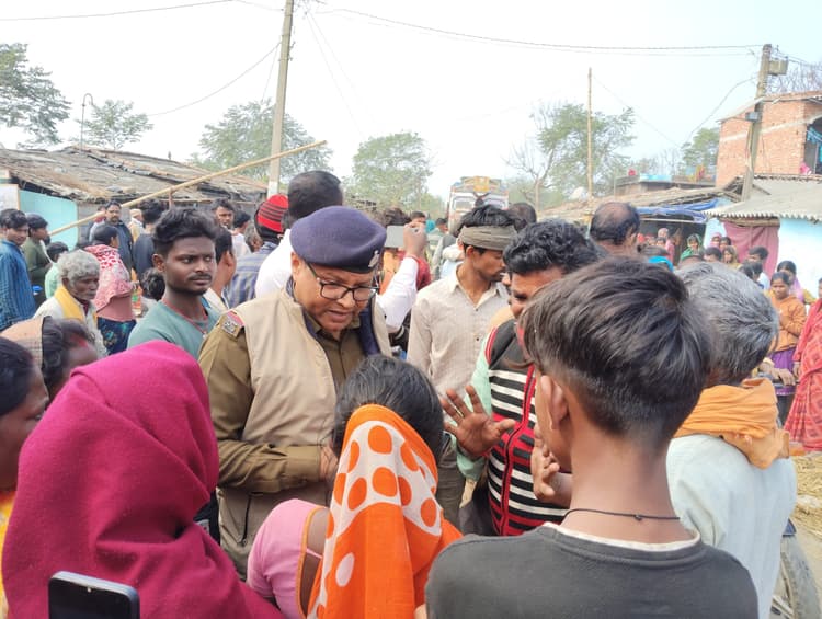 Samastipur News:पनसल्ला की महिलाओं ने घर शराब निकाल किया सड़क जाम