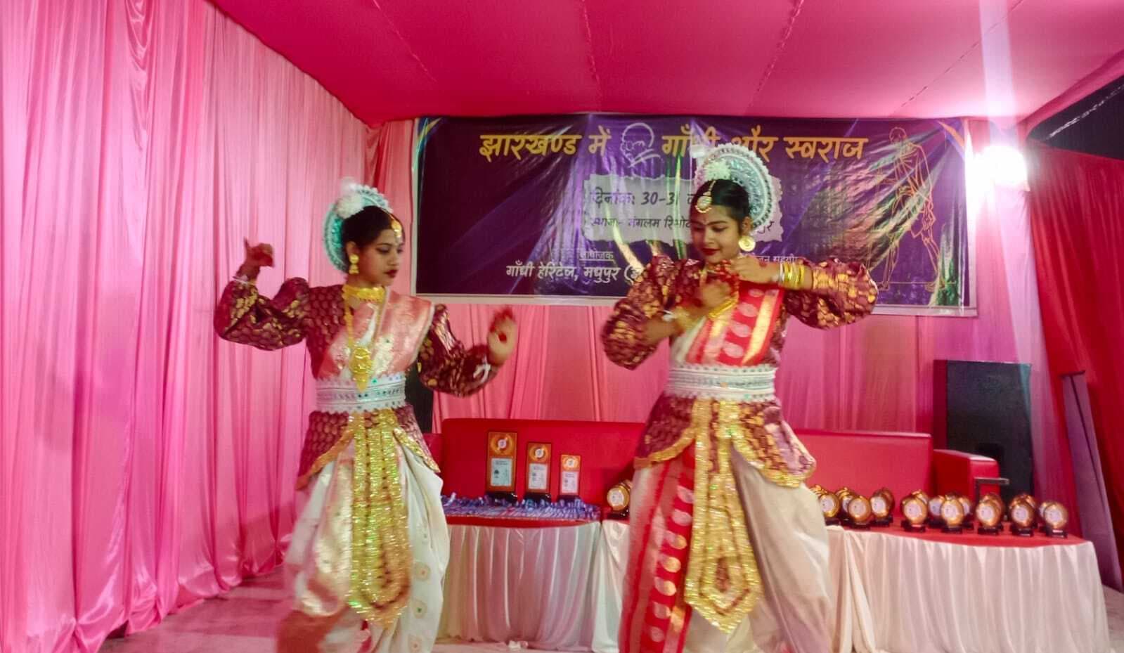 ईश्वर अल्लाह तेरे नाम, सबको सन्मति दे भगवान...पर छात्राओं ने दी मनमोहक प्रस्तुति