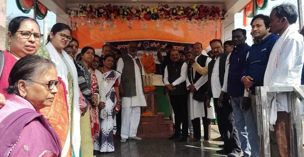 महात्मा गांधी की प्रतिमा पर माल्यार्पण कर किया नमन