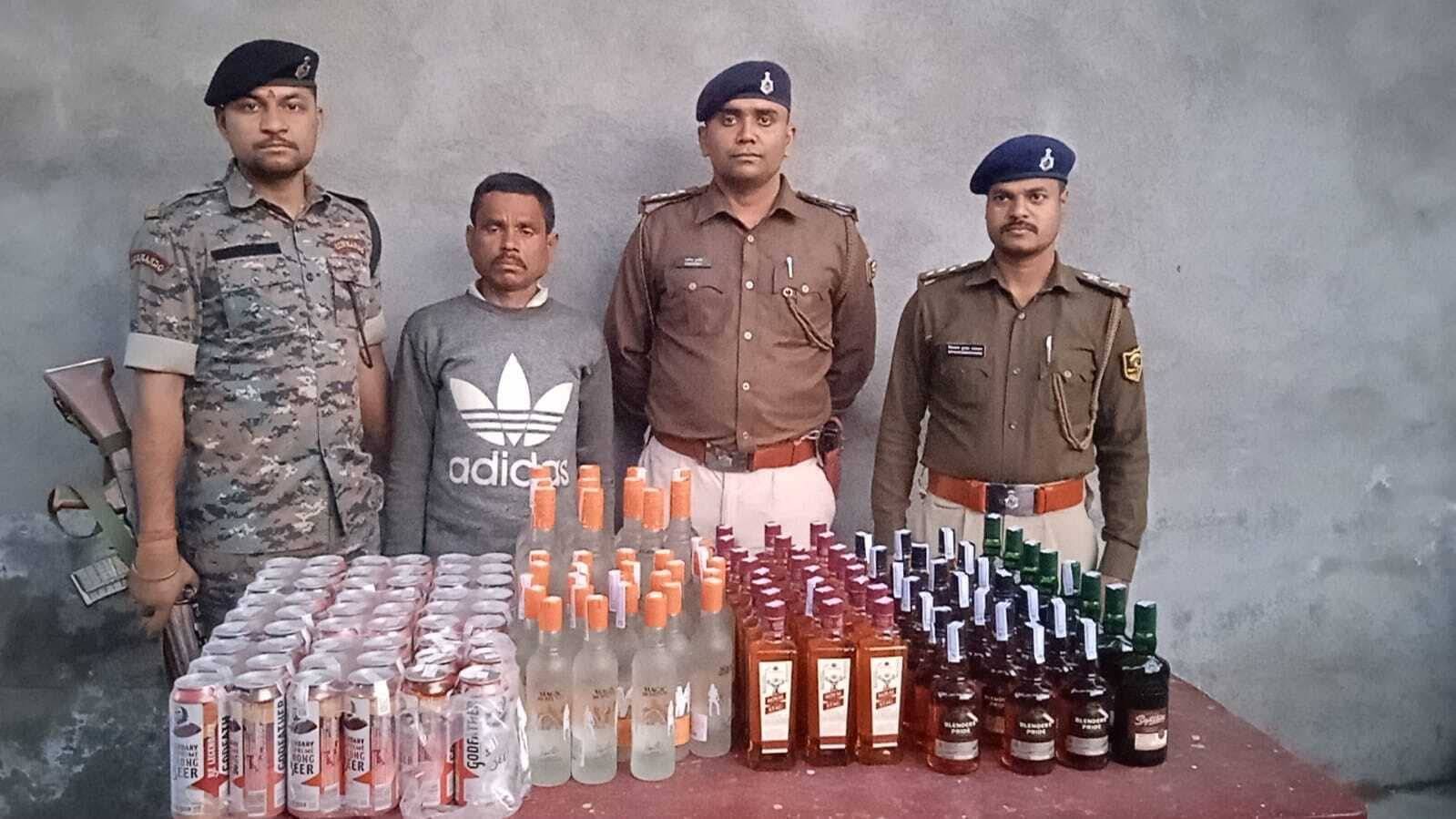 ऑटो से भारी मात्रा में विदेशी शराब बरामद, चालक गिरफ्तार