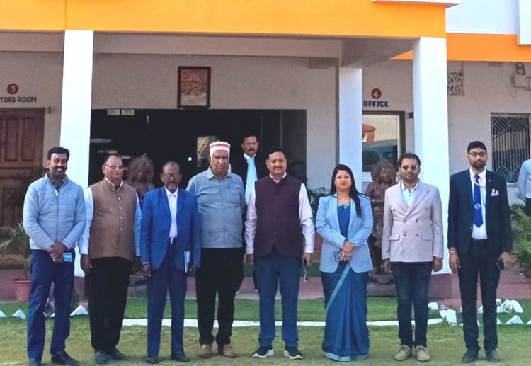 बीएड कॉलेज में यूजी क्लास की संबद्धता को लेकर विवि टीम ने किया निरीक्षण