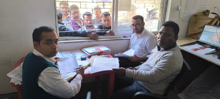 Giridih News :मेयर पद के लिए छह व वार्ड पार्षद पद के लिए 75 अभ्यर्थियों ने खरीदा नामांकन पत्र