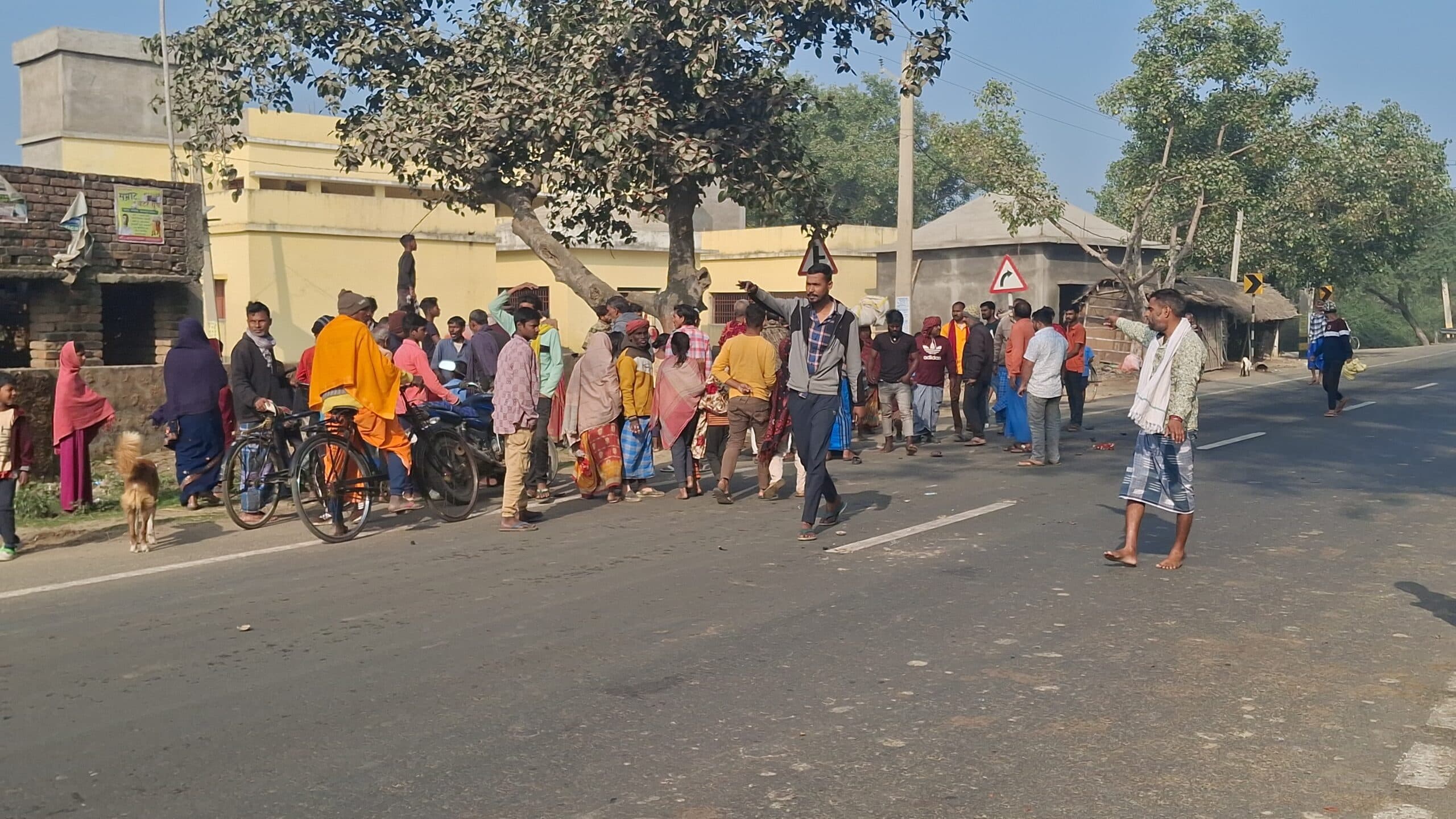 Bhagalpur news बाइक की आमने-सामने की टक्कर में तीन जख्मी, रेफर